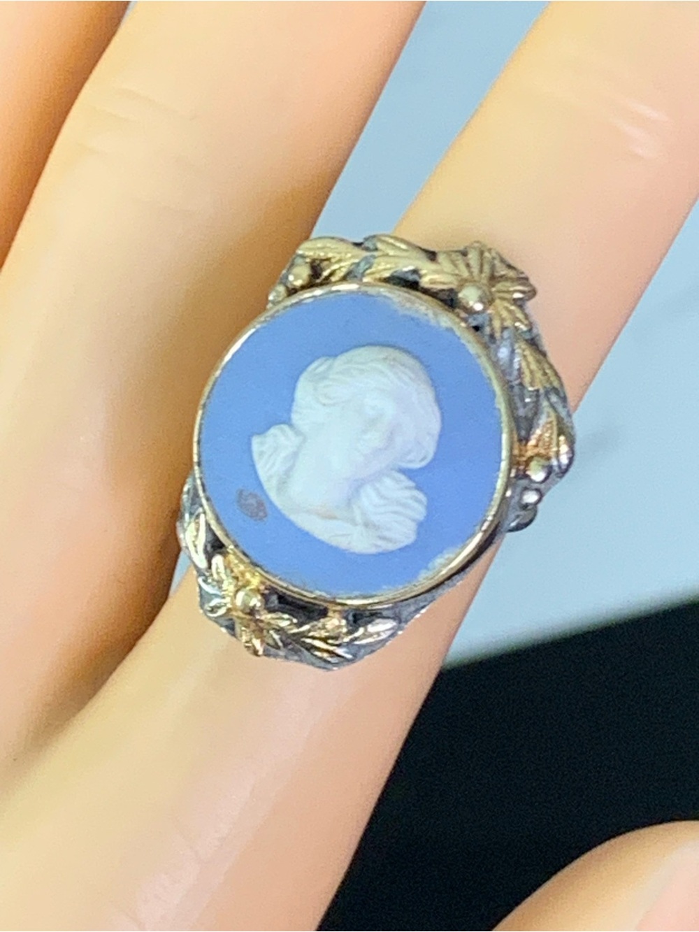 Vintage Sterling Silver Gold Vermeil Cameo Ring Blue White Size 7 - 8g